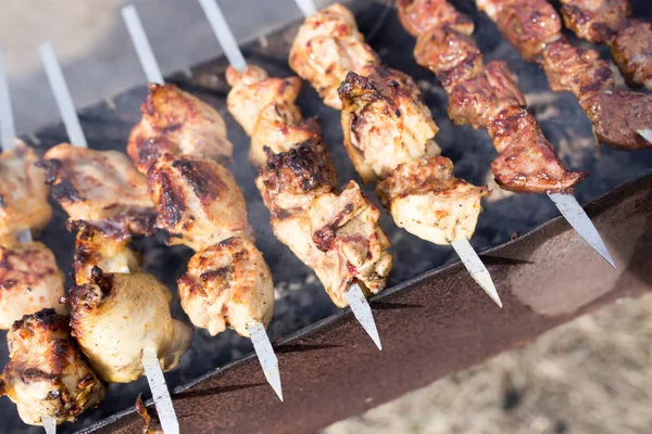 Vlees op de grill in de open lucht — Stockfoto