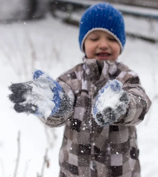 冬は雪と遊ぶ少年 — ストック写真