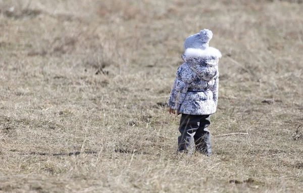 Niña en una chaqueta con capucha al aire libre — Foto de Stock