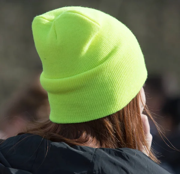 Chapéu verde na menina — Fotografia de Stock