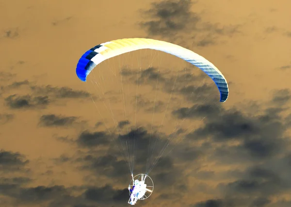 Fallschirm am Himmel. Umkehrung — Stockfoto