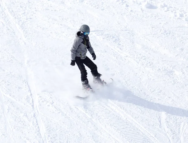 Homme snowboard en hiver — Photo