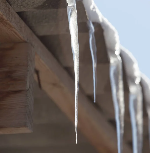 Icicles από την οροφή του σπιτιού — Φωτογραφία Αρχείου