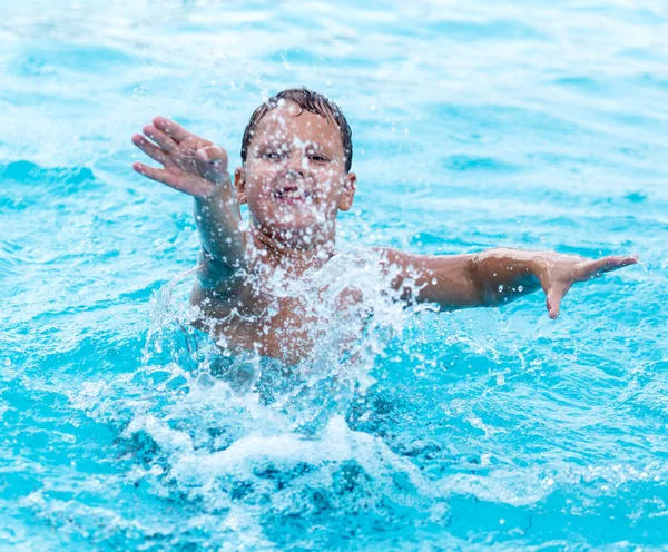 El chico está nadando en la piscina — Foto de Stock