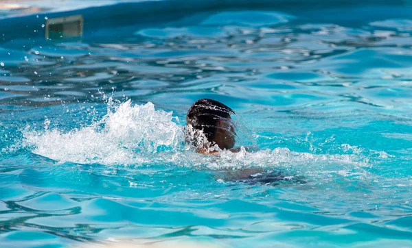 De man zwemt in het zwembad — Stockfoto