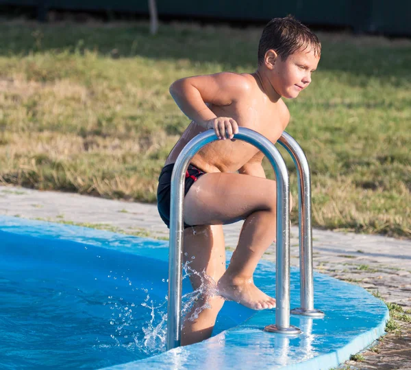 Pojke i poolen på trappan — Stockfoto