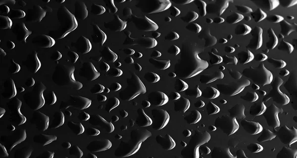 Waterdruppels op een zwarte achtergrond — Stockfoto