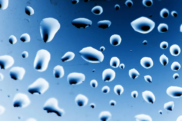 Gotas de agua sobre un fondo azul — Foto de Stock