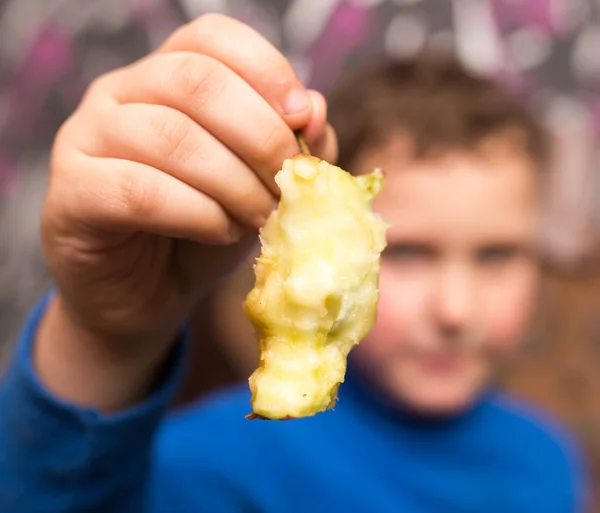 少年は一個のリンゴを食べる — ストック写真