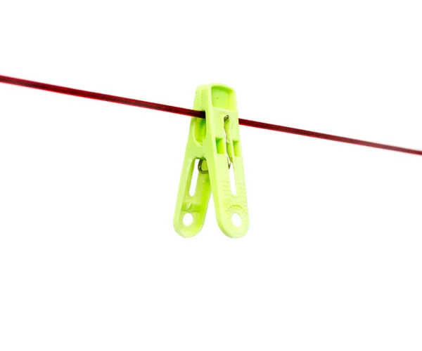 Groene wasknijper op een touw op een witte achtergrond — Stockfoto