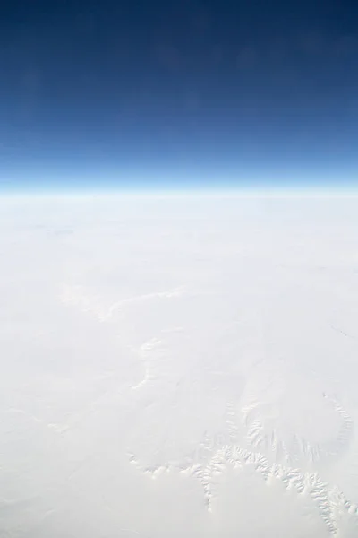 Terra innevata. vista dall'aereo — Foto Stock