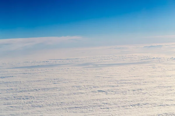 Nuvole, vista dalla finestra dell'aeroplano — Foto Stock