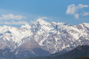 Tien Shan Dağları 'nın karlı zirveleri. Kazakistan