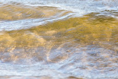 Sahildeki su yüzeyinin arka planı