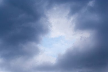 Arka plan olarak gökyüzündeki fırtına bulutları