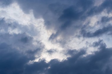 Arka plan olarak gökyüzündeki fırtına bulutları