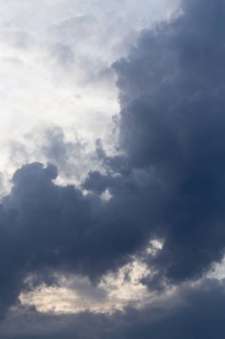 Arka plan olarak gökyüzündeki fırtına bulutları