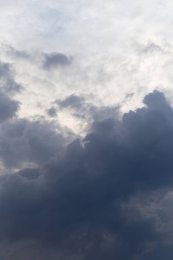 Arka plan olarak gökyüzündeki fırtına bulutları