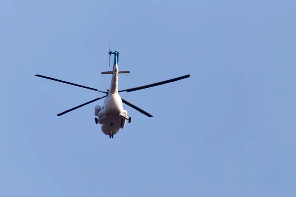 Helikopter op een blauwe hemel — Stockfoto