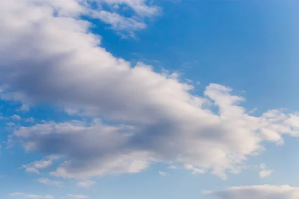 Schöne Wolken am blauen Himmel — Stockfoto