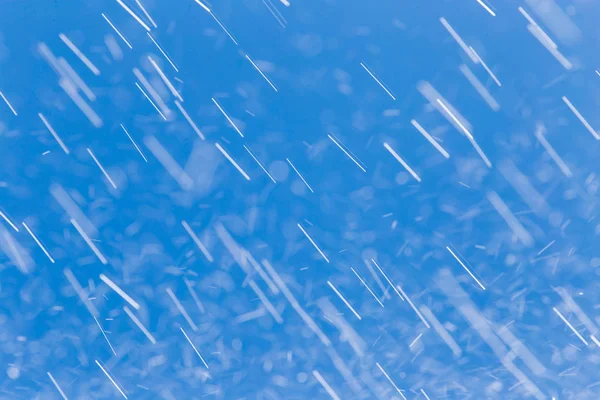 Lluvia contra el cielo azul — Foto de Stock