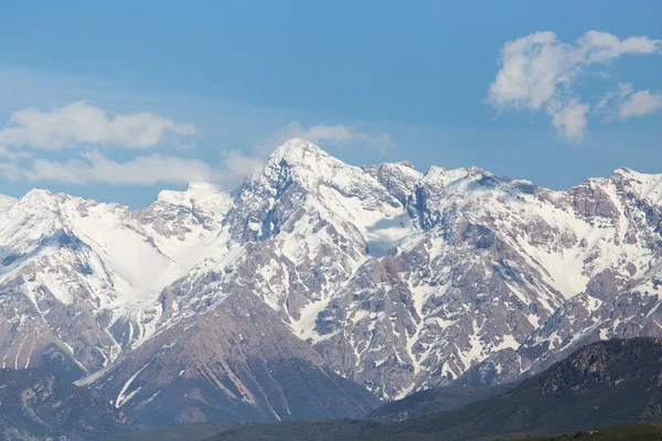 Die schneebedeckten Gipfel des Tien Shan Gebirges. Kasachstan — Stockfoto