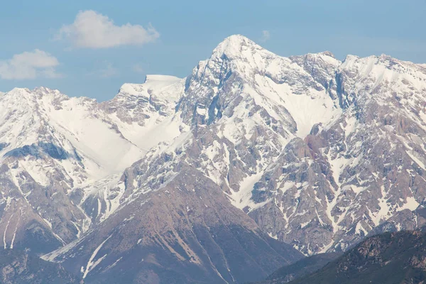 Die schneebedeckten Gipfel des Tien Shan Gebirges. Kasachstan — Stockfoto