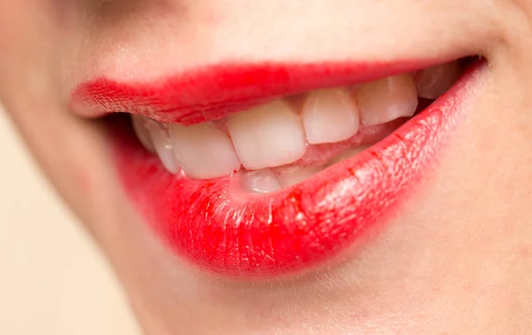 Beau sourire aux lèvres rouges — Photo