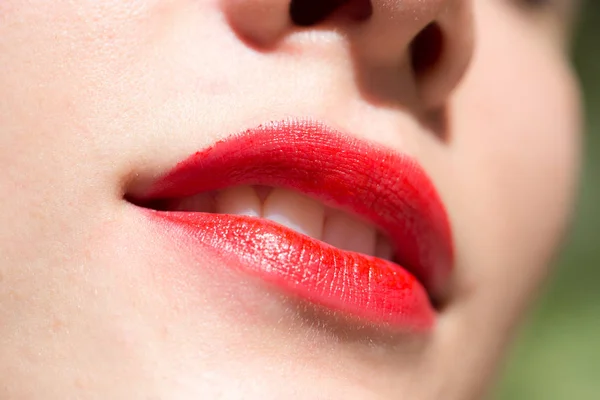 Primer plano de los labios de la mujer con lápiz labial rojo brillante — Foto de Stock