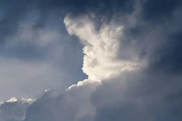 Awan badai di langit sebagai latar belakang — Stok Foto