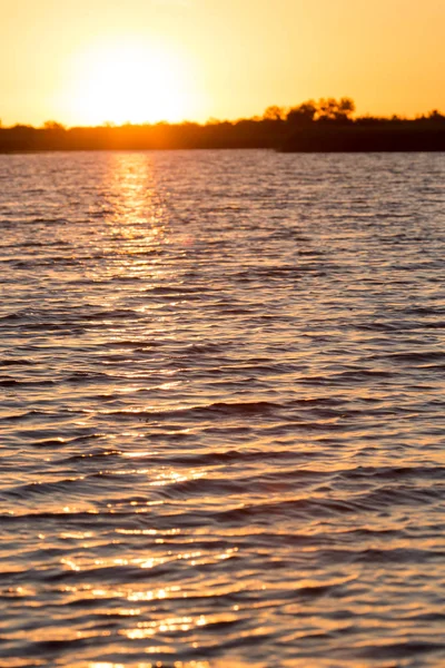Hermoso amanecer en el lago — Foto de Stock