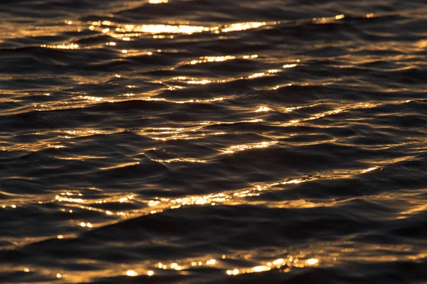 Nahtlose Textur warme Farbe glänzende Wasseroberfläche bei Sonnenuntergang — Stockfoto