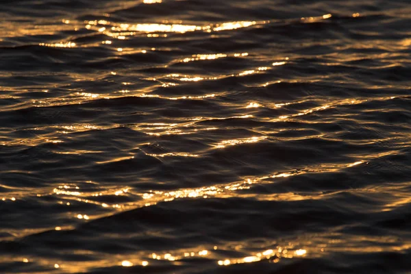 Sunset su yüzeyi parlak sorunsuz doku sıcak renk — Stok fotoğraf