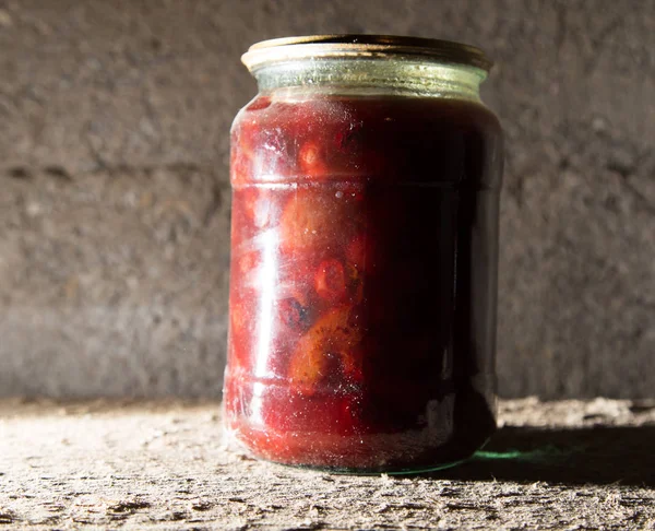 Vieille banque avec confiture au sous-sol dans l'obscurité — Photo