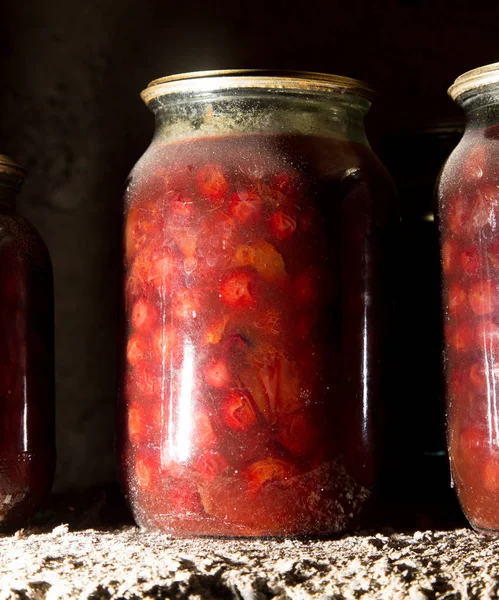 Vecchia banca con marmellata nel seminterrato al buio — Foto Stock