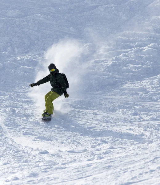 Hombre snowboard en la nieve — Foto de Stock