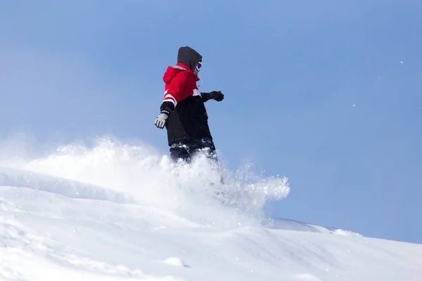 Skoki snowboardzista ze wzgórza w zimie — Zdjęcie stockowe