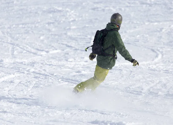 Man snowboarden in de sneeuw — Stockfoto