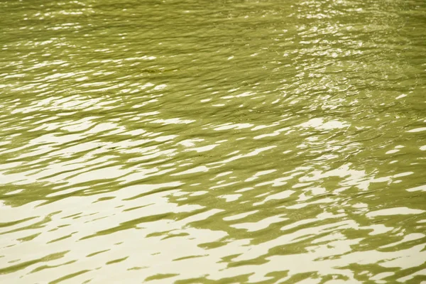Suyun sarı yüzeyinin arkaplanı — Stok fotoğraf