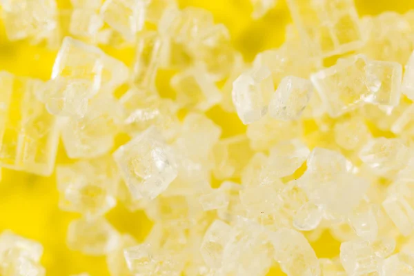 Zucchero su fondo giallo. super macro — Foto Stock