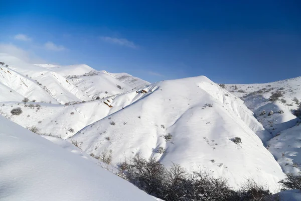 Mooie Tien-Shan bergen in de sneeuw. in de winter — Stockfoto