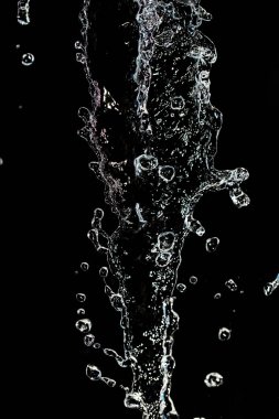 sprey su siyah zemin