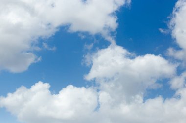 Mavi gökyüzünde güzel bulutlar