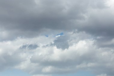 Mavi gökyüzünde güzel bulutlar