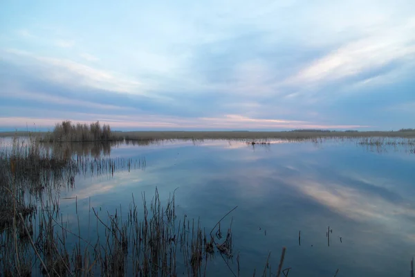 Beau lever de soleil sur le lac — Photo