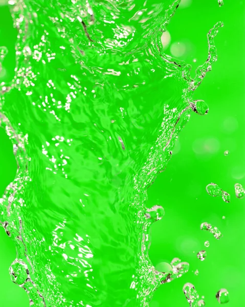 Salpicos de água sobre um fundo verde — Fotografia de Stock