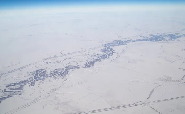 Fluss im Winter. Blick aus dem Flugzeug — Stockfoto