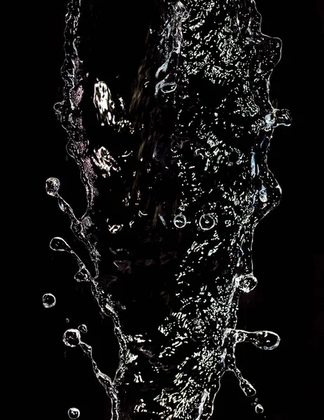 Spruzzare acqua su fondo nero — Foto Stock