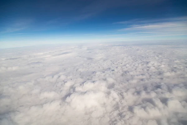 Felhők. Nézd a repülőgép — Stock Fotó