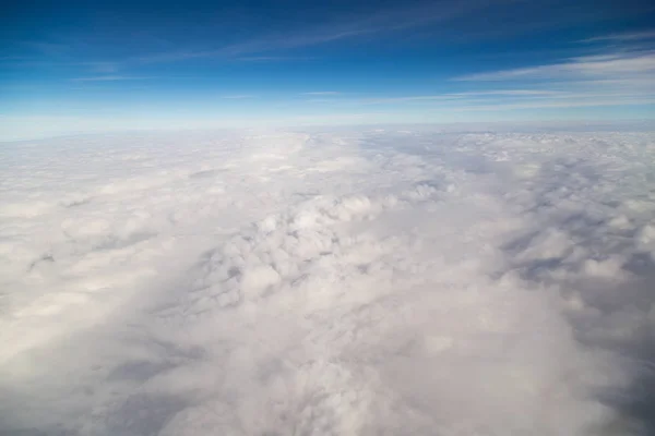 Blue sky höga Visa från flygplan moln former — Stockfoto